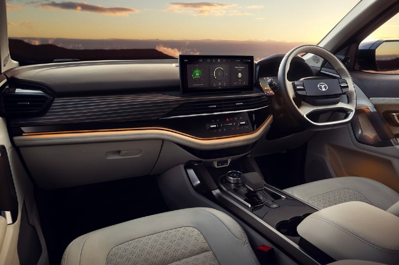 Новые бензиновые версии кроссоверов Tata Harrier и Safari