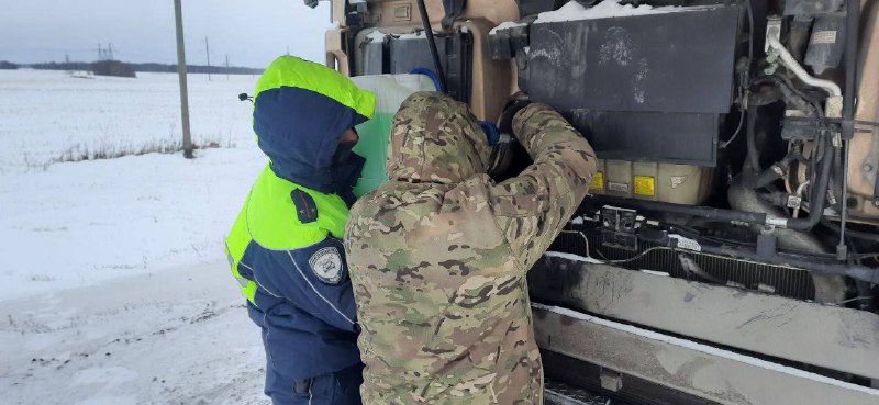 Инспекторы дорожной полиции оказали помощь иностранному дальнобойщику в сильный мороз