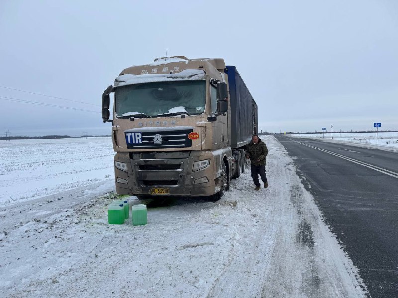 Инспекторы дорожной полиции оказали помощь иностранному дальнобойщику в сильный мороз
