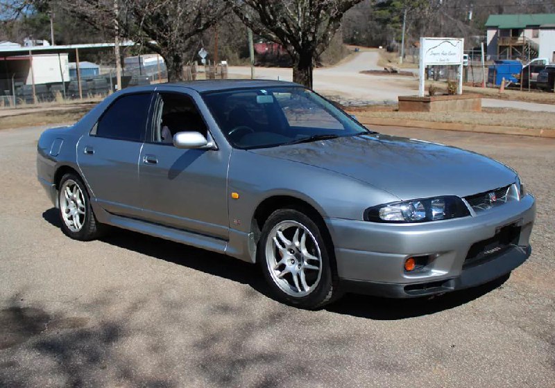 Редкий четырехдверный Nissan Skyline GT-R R33 в продаже в США