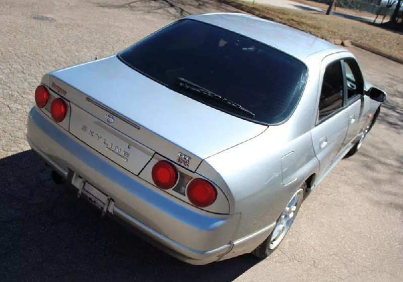 Редкий четырехдверный Nissan Skyline GT-R R33 в продаже в США