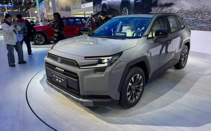 Открыты заказы на обновленный Toyota RAV4 в России Открыты заказы на обновленный Toyota RAV4 в России