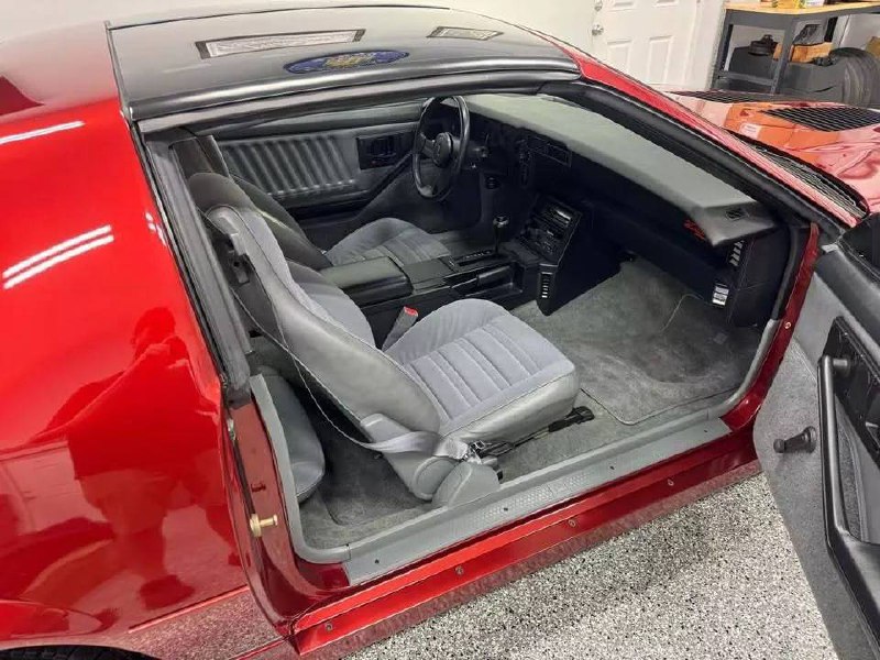 Редкий классический Chevrolet Camaro IROC-Z 1987 года выставлен на продажу за внушительную сумму Редкий классический Chevrolet Camaro IROC-Z 1987 года выставлен на продажу за внушительную сумму