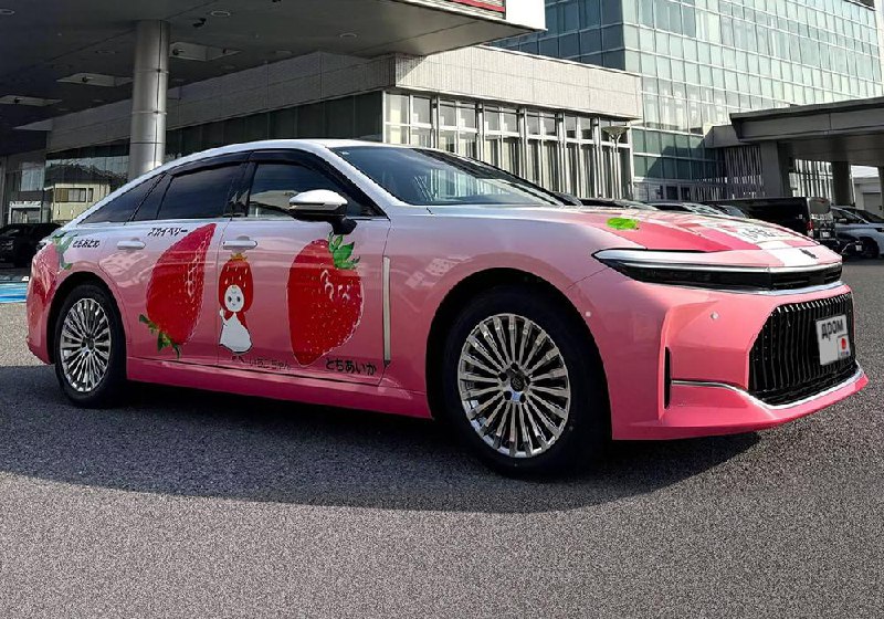 Уникальный розовый Toyota Crown, посвящённый клубничной тематике и 80-летию дилерской сети Уникальный розовый Toyota Crown, посвящённый клубничной тематике и 80-летию дилерской сети