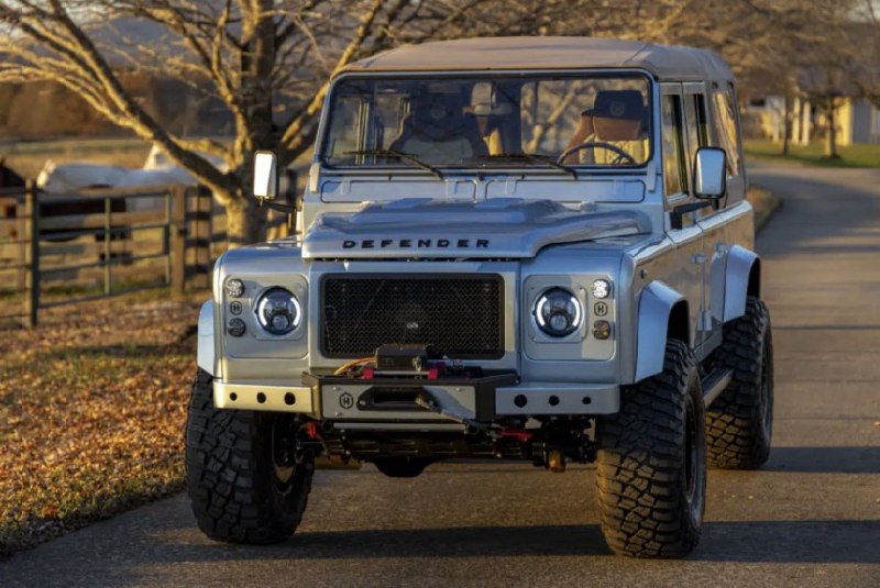 Модифицированный Land Rover Defender получил имя Arvon и значительно вырос в цене Модифицированный Land Rover Defender получил имя Arvon и значительно вырос в цене