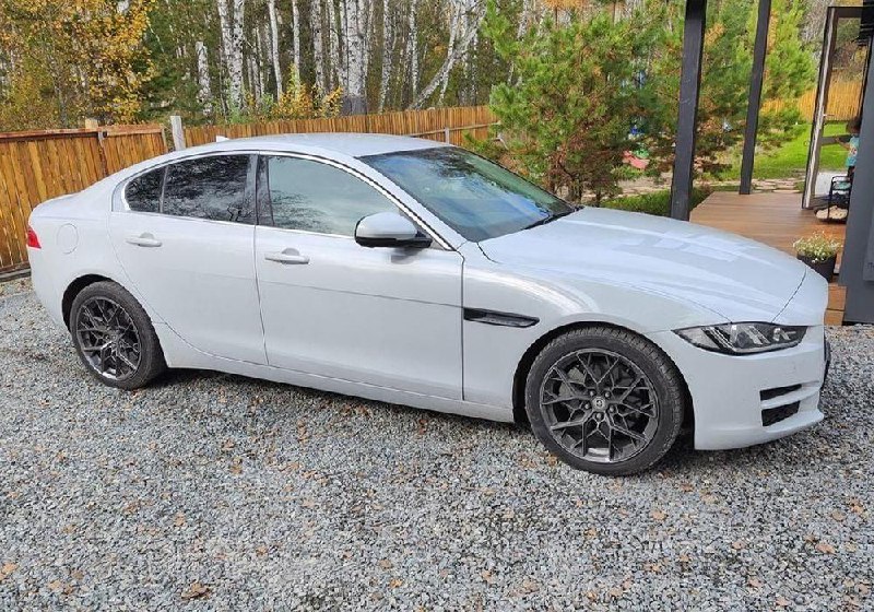 Обзор Jaguar XE 2015: баланс между комфортом и спортивным драйвом