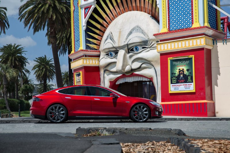 Замена аккумуляторов на старых Tesla обходится дороже самих машинПользователь популярного форума Reddit поделился результатами расчета замены тяговых батарей на своём электромобиле Tesla Model S 2013 года выпуска.