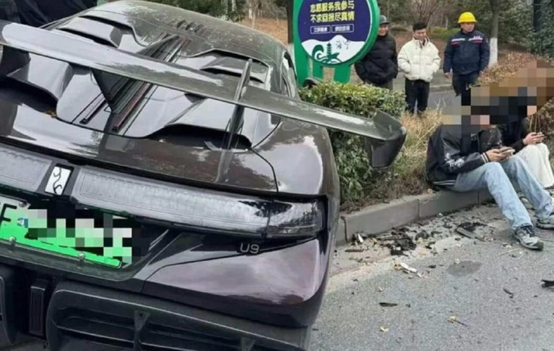 Новейший электросуперкар BYD Yangwang U9 попал в крупное ДТП Новейший электросуперкар BYD Yangwang U9 попал в крупное ДТП