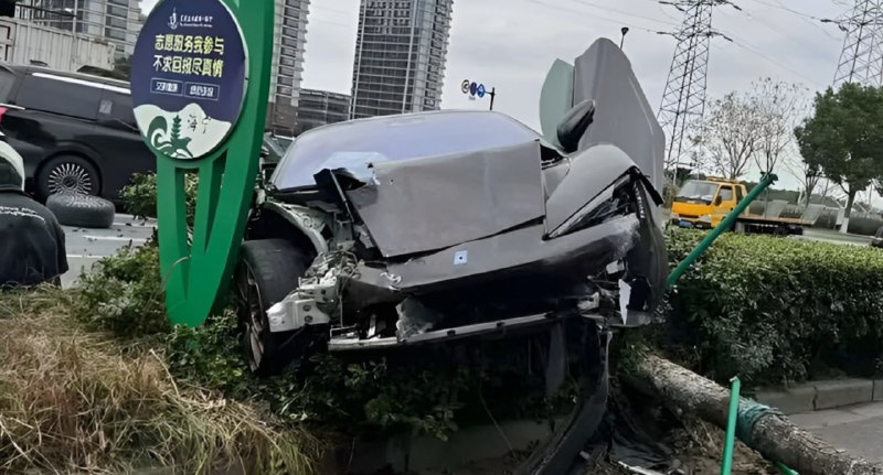 Новейший электросуперкар BYD Yangwang U9 попал в крупное ДТП Новейший электросуперкар BYD Yangwang U9 попал в крупное ДТП