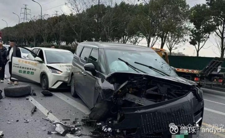 Новейший электросуперкар BYD Yangwang U9 попал в крупное ДТП Новейший электросуперкар BYD Yangwang U9 попал в крупное ДТП