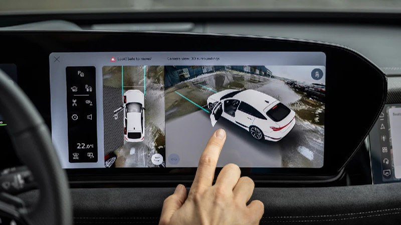 Дизайнер Audi против массивных дисплеев в автомобилях