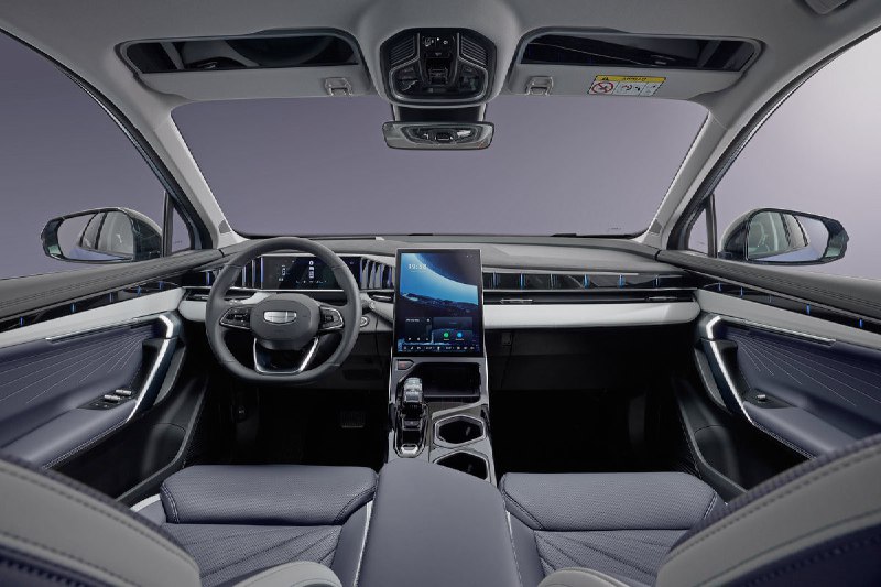 Обновлённый Geely Atlas в России: доступный кроссовер с новым мотором