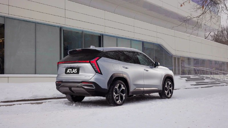 Возвращение Geely Atlas с новым передним приводом и обновленным мотором в России Возвращение Geely Atlas с новым передним приводом и обновленным мотором в России