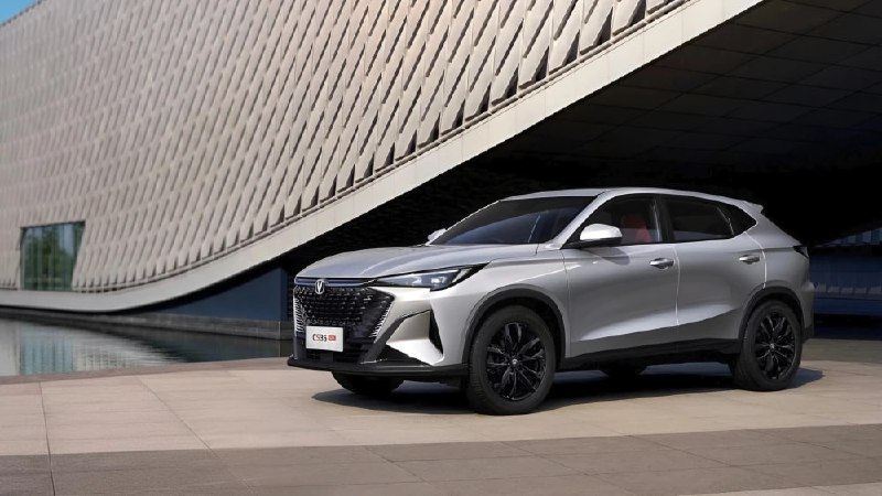 Changan анонсировал в России продажи кроссовера CS35 Max, назвав его третьим поколением 35-й модели. Changan анонсировал в России продажи кроссовера CS35 Max, назвав его третьим поколением 35-й модели.