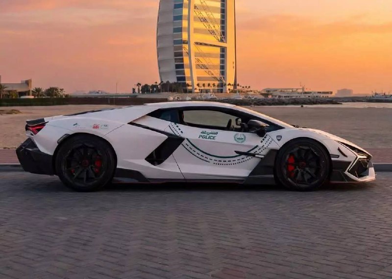 В автопарк дубайской полиции поступил 1001-сильный гиперкар Lamborghini Revuelto от ателье Mansory. В автопарк дубайской полиции поступил 1001-сильный гиперкар Lamborghini Revuelto от ателье Mansory.