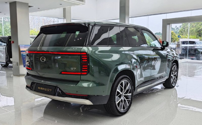В России начались продажи нового гибридного кроссовера GAC S7