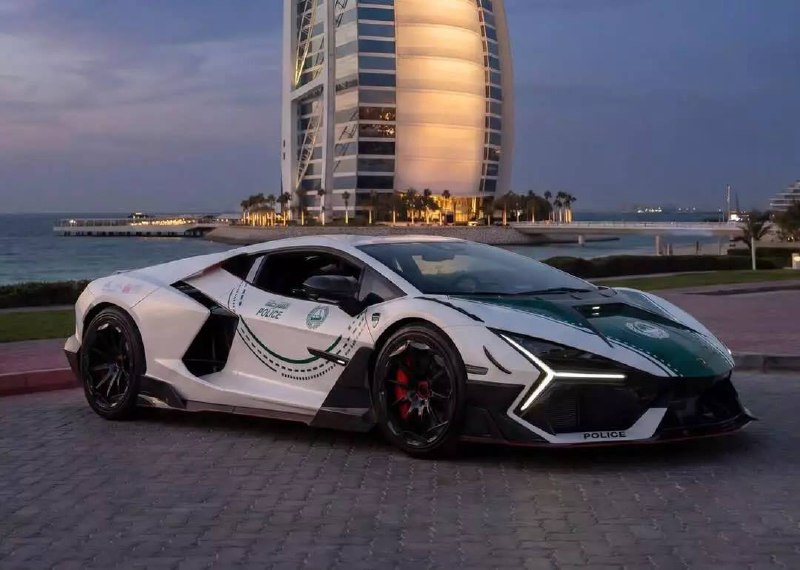 Дубайская полиция получила новый гиперкар Lamborghini Revuelto для патрулирования