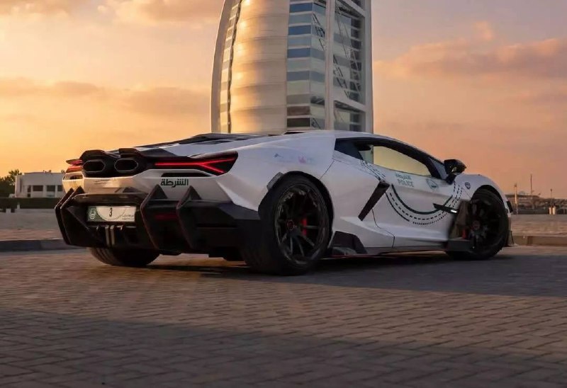 Дубайская полиция получила новый гиперкар Lamborghini Revuelto для патрулирования