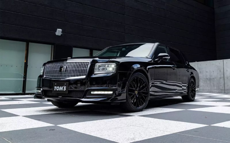 Японский тюнинг превращает Toyota Century в спортивный седан Японский тюнинг превращает Toyota Century в спортивный седан
