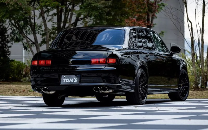 Японский тюнинг превращает Toyota Century в спортивный седан Японский тюнинг превращает Toyota Century в спортивный седан