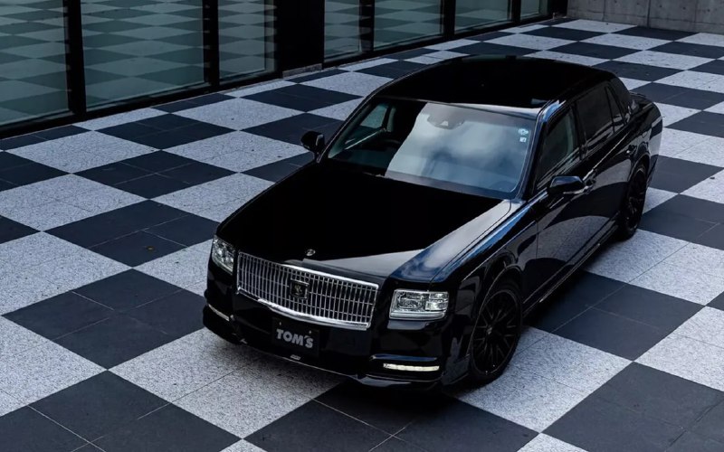 Японский тюнинг превращает Toyota Century в спортивный седан Японский тюнинг превращает Toyota Century в спортивный седан