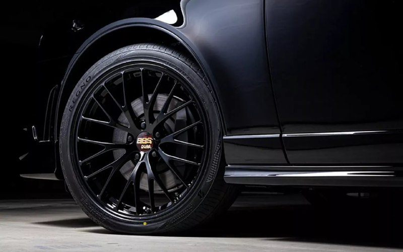 Японский тюнинг превращает Toyota Century в спортивный седан Японский тюнинг превращает Toyota Century в спортивный седан