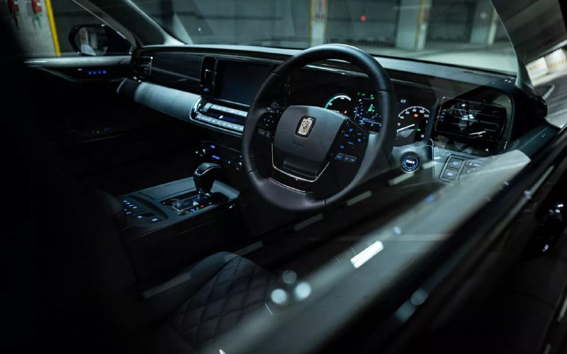 Японский тюнинг превращает Toyota Century в спортивный седан Японский тюнинг превращает Toyota Century в спортивный седан