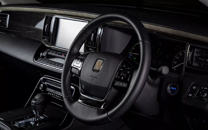 Японский тюнинг превращает Toyota Century в спортивный седан Японский тюнинг превращает Toyota Century в спортивный седан