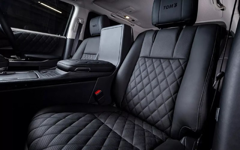 Японский тюнинг превращает Toyota Century в спортивный седан Японский тюнинг превращает Toyota Century в спортивный седан