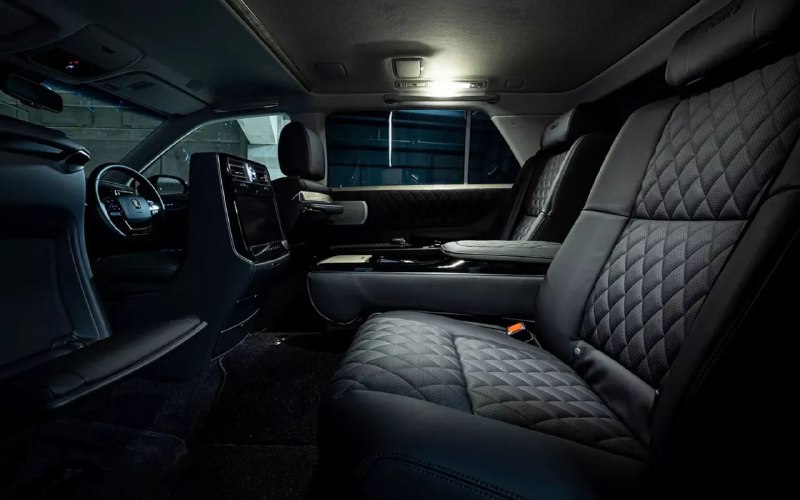 Японский тюнинг превращает Toyota Century в спортивный седан Японский тюнинг превращает Toyota Century в спортивный седан