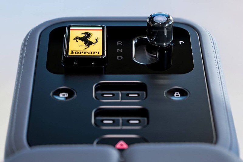 Ferrari впервые показала интерьер электрокара Luce, созданный студией Джони Айва