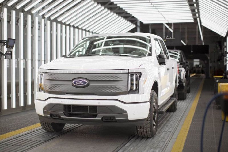 Компания Ford в 2025 году: электромобильные убыткиЧетыре года назад по инициативе гендиректора Джима Фарли компания Ford запустила масштабную реформу по разделению автомобильного бизнеса на три отдельных направления: Ford Pro — занявшееся разработкой и производством коммерческого транспорта, Ford Blue — взявшее на себя создание автомобилей с ДВС, и Ford Model e — назначенное ответственным за разработку перспективных электромобилей.