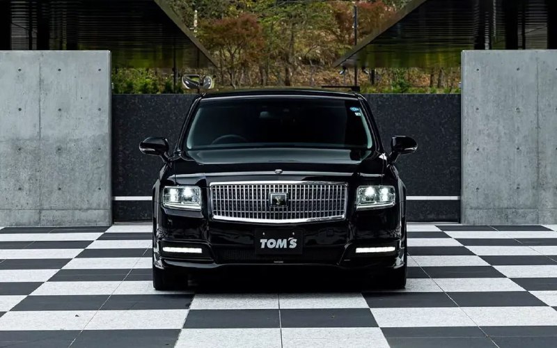 Тюнинг-ателье преобразило классическую Toyota Century в стильный спортивный лимузин