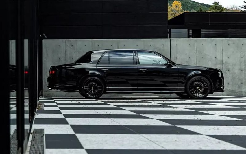 Тюнинг-ателье преобразило классическую Toyota Century в стильный спортивный лимузин