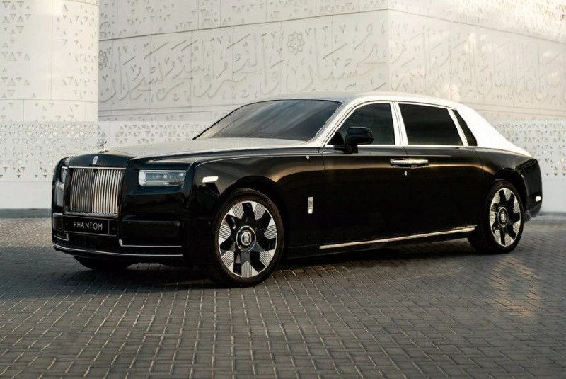 Уникальный Rolls-Royce Phantom Arabesque обрел лазерную гравировку на капотеRolls-Royce Phantom уже не раз становился основой для спецсерий: достаточно вспомнить Phantom Centenary Private Collection к вековому юбилею модели, особый Phantom Extended для китайского покупателя, Phantom Dentelle с кружевной отделкой салона для заказчика с Ближнего Востока, вдохновленный японской сакурой Phantom Cherry Blossom, Phantom Goldfinger в честь 60-летия культового фильма о Джеймсе Бонде или Phantom Scintilla с керамическим декором и 870 тысячами стежков в отделке. Уникальный Rolls-Royce Phantom Arabesque обрел лазерную гравировку на капотеRolls-Royce Phantom уже не раз становился основой для спецсерий: достаточно вспомнить Phantom Centenary Private Collection к вековому юбилею модели, особый Phantom Extended для китайского покупателя, Phantom Dentelle с кружевной отделкой салона для заказчика с Ближнего Востока, вдохновленный японской сакурой Phantom Cherry Blossom, Phantom Goldfinger в честь 60-летия культового фильма о Джеймсе Бонде или Phantom Scintilla с керамическим декором и 870 тысячами стежков в отделке.