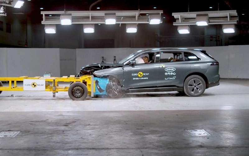 Кроссовер Exeed Exlantix ET разбили в краш-тестеЭксперты Euro NCAP оценили защиту водителя и взрослых пассажиров на 90%, детей — на 85%, а пешеходов — на 76%. Кроссовер Exeed Exlantix ET разбили в краш-тестеЭксперты Euro NCAP оценили защиту водителя и взрослых пассажиров на 90%, детей — на 85%, а пешеходов — на 76%.