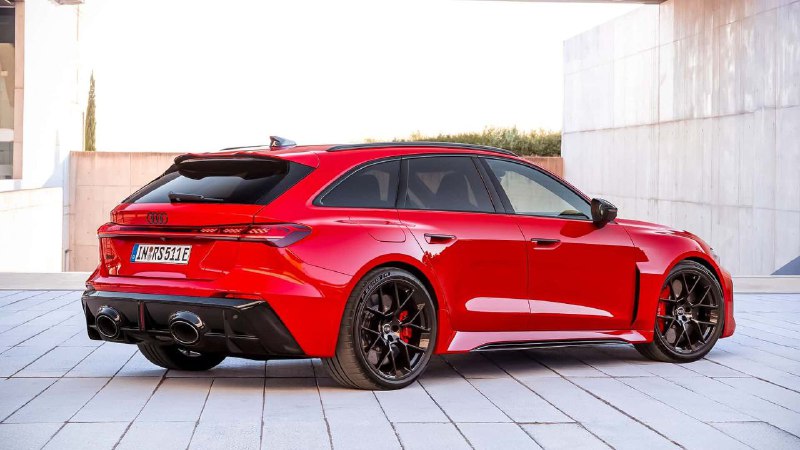 Audi представила новую RS5 B10 в кузовах седан и универсал с высокой производительностью Audi представила новую RS5 B10 в кузовах седан и универсал с высокой производительностью