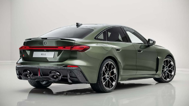 Audi представила новую RS5 B10 в кузовах седан и универсал с высокой производительностью Audi представила новую RS5 B10 в кузовах седан и универсал с высокой производительностью
