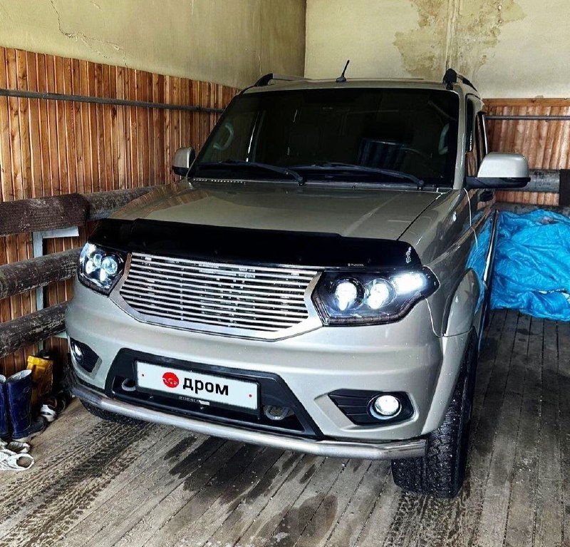 Выставлен на продажу УАЗ "Патриот" с V6 и АКПВ Якутии за 1,5 млн рублей продается УАЗ "Патриот" 2016 года выпуска с мотором V6 производства Toyota и сопутствующим «автоматом».Судя по всему, речь идет о двигателе 5VZ-FE мощностью около 190 л.с.Также на машине установлены LED-линзы в фарах и противотуманных фонарях.