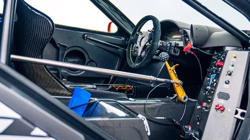Уникальный McLaren F1 GTR Longtail с победой на аукционе оценен в миллионы долларов Уникальный McLaren F1 GTR Longtail с победой на аукционе оценен в миллионы долларов