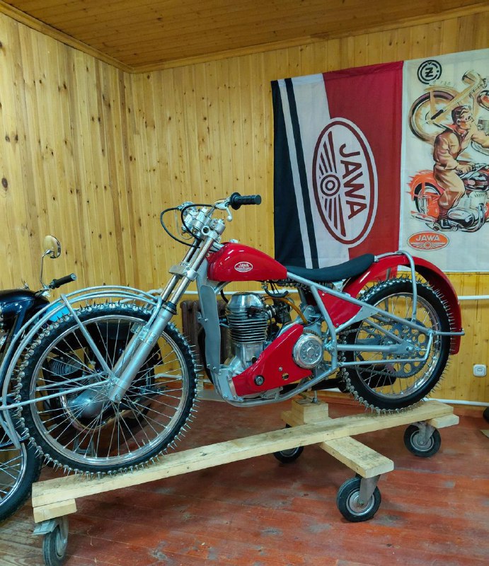 🏍️ Циркулярная пила: на каких мотоциклах гоняют по чистому льдуКрупные острые шипы — яркое отличие этих мотоциклов от обычных.