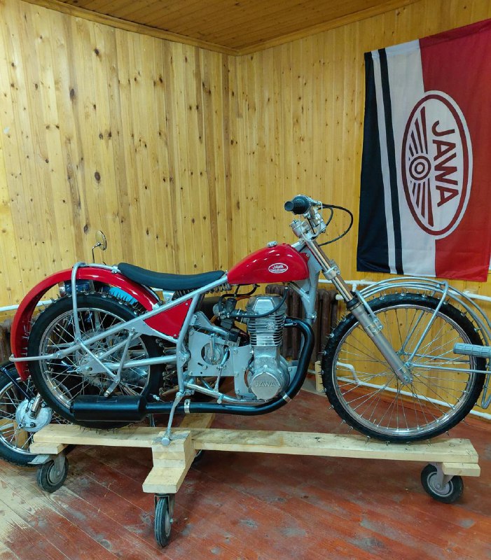 🏍️ Циркулярная пила: на каких мотоциклах гоняют по чистому льдуКрупные острые шипы — яркое отличие этих мотоциклов от обычных.