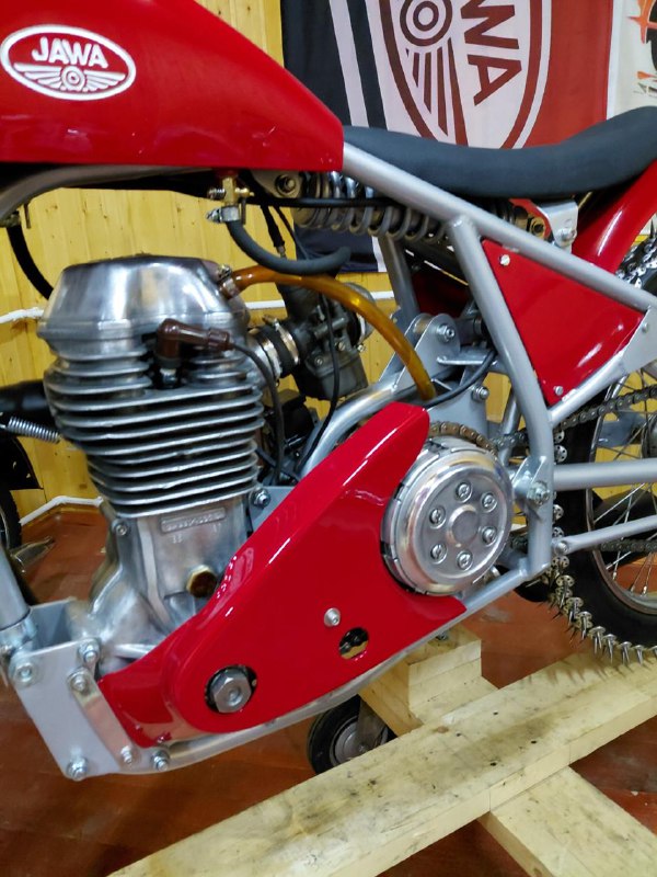 🏍️ Циркулярная пила: на каких мотоциклах гоняют по чистому льдуКрупные острые шипы — яркое отличие этих мотоциклов от обычных.