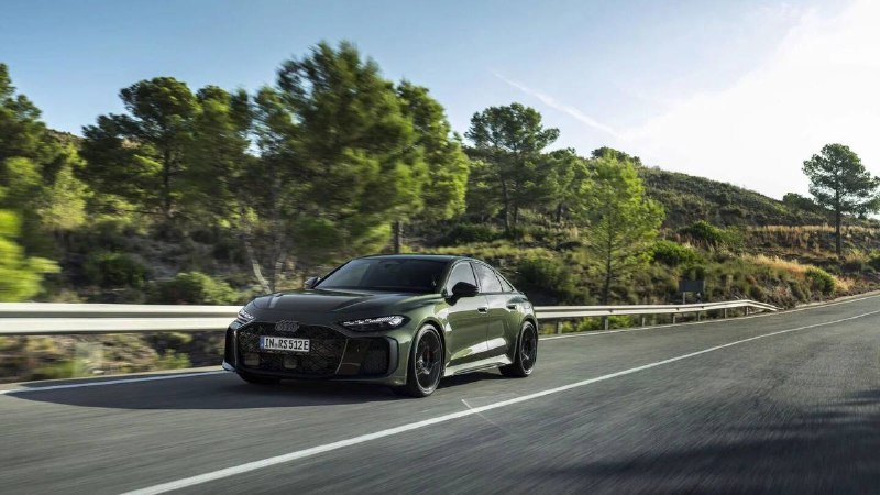 Новые гибридные Audi RS5 и RS5 Avant: высокая мощность и технологии
