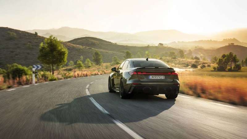 Новые гибридные Audi RS5 и RS5 Avant: высокая мощность и технологии