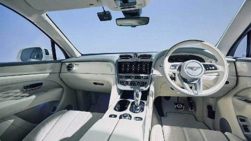 Британский бренд выпустил лимитированную свадебную версию кроссовера Bentley Bentayga для японского рынка