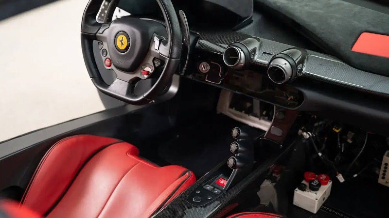 Редкий прототип Ferrari LaFerrari с уникальной силовой установкой продан на аукционе за 2,4 миллиона долларов Редкий прототип Ferrari LaFerrari с уникальной силовой установкой продан на аукционе за 2,4 миллиона долларов