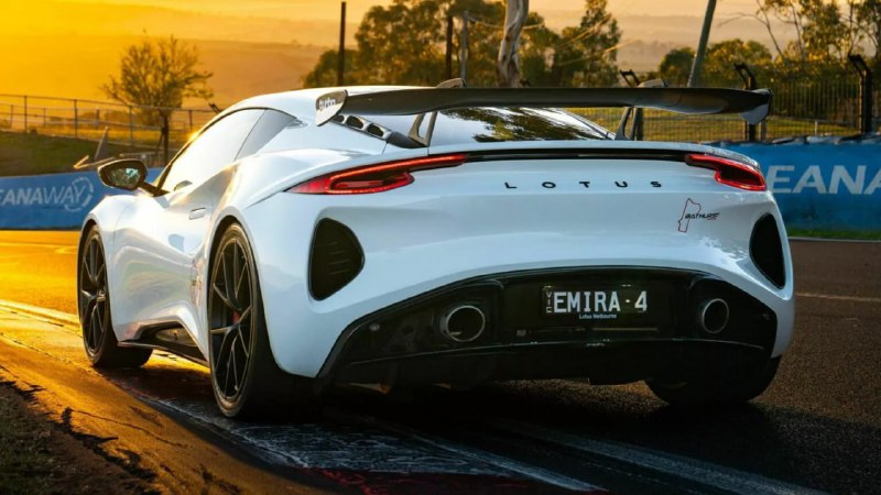 Австралийский тюнинг-компанию создала максимально мощный бензиновый Lotus Emira Bathurst Edition Австралийский тюнинг-компанию создала максимально мощный бензиновый Lotus Emira Bathurst Edition