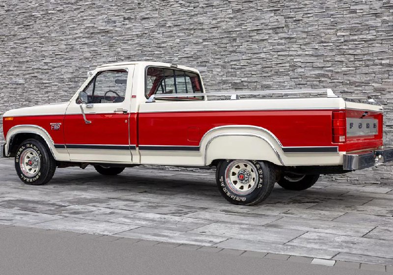 Редкий классический Ford F-150 1983 года в полностью сохранённом состоянии