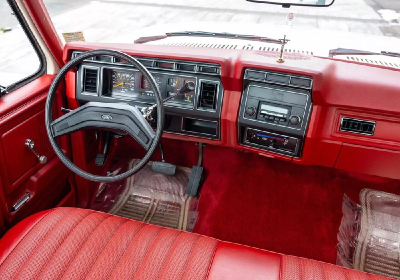 Редкий классический Ford F-150 1983 года в полностью сохранённом состоянии